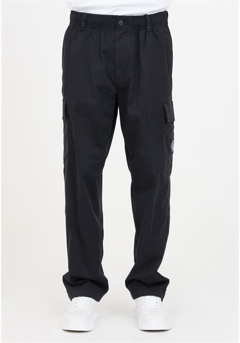 Pantalone casual nero da uomo con stemma monogramma CK CALVIN KLEIN JEANS | J30J326829BEHBEH